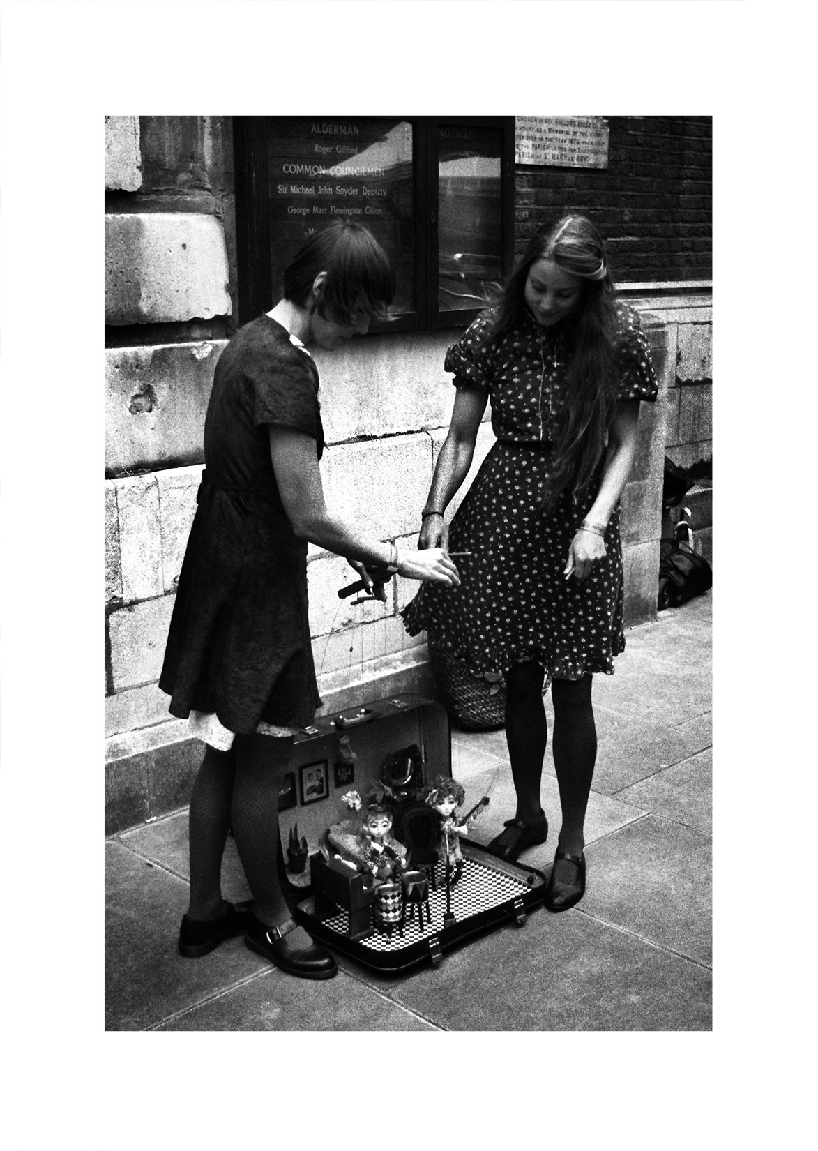 Cheapside Festival: Theatre of Dolls’ ‘Suitcase’/ Bow Churchyard EC2 / June 2012