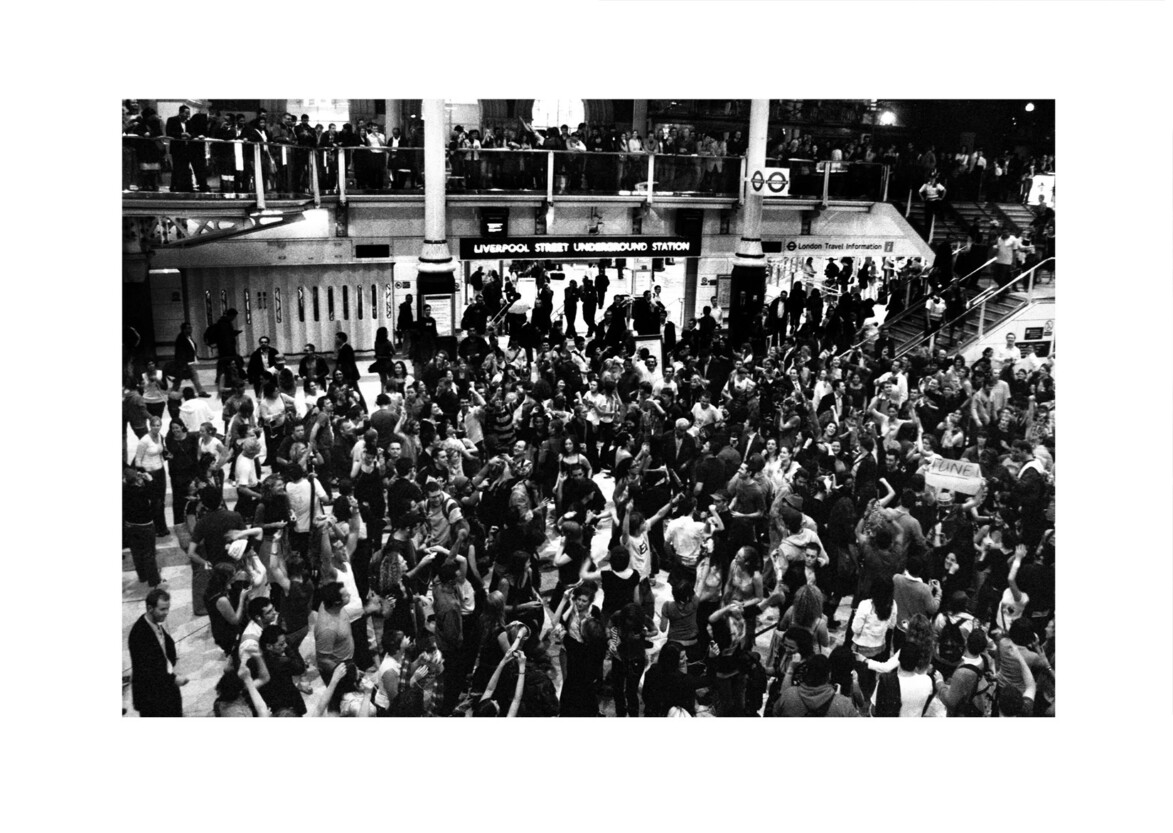 Mobile Clubbing flashmob / Liverpool Street Station EC2 / October 2006