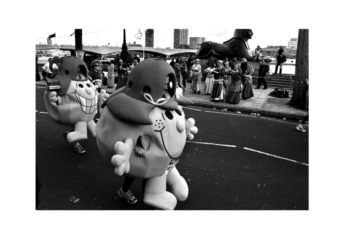 05 London Marathon / Victoria Embankment WC2 / April 2001